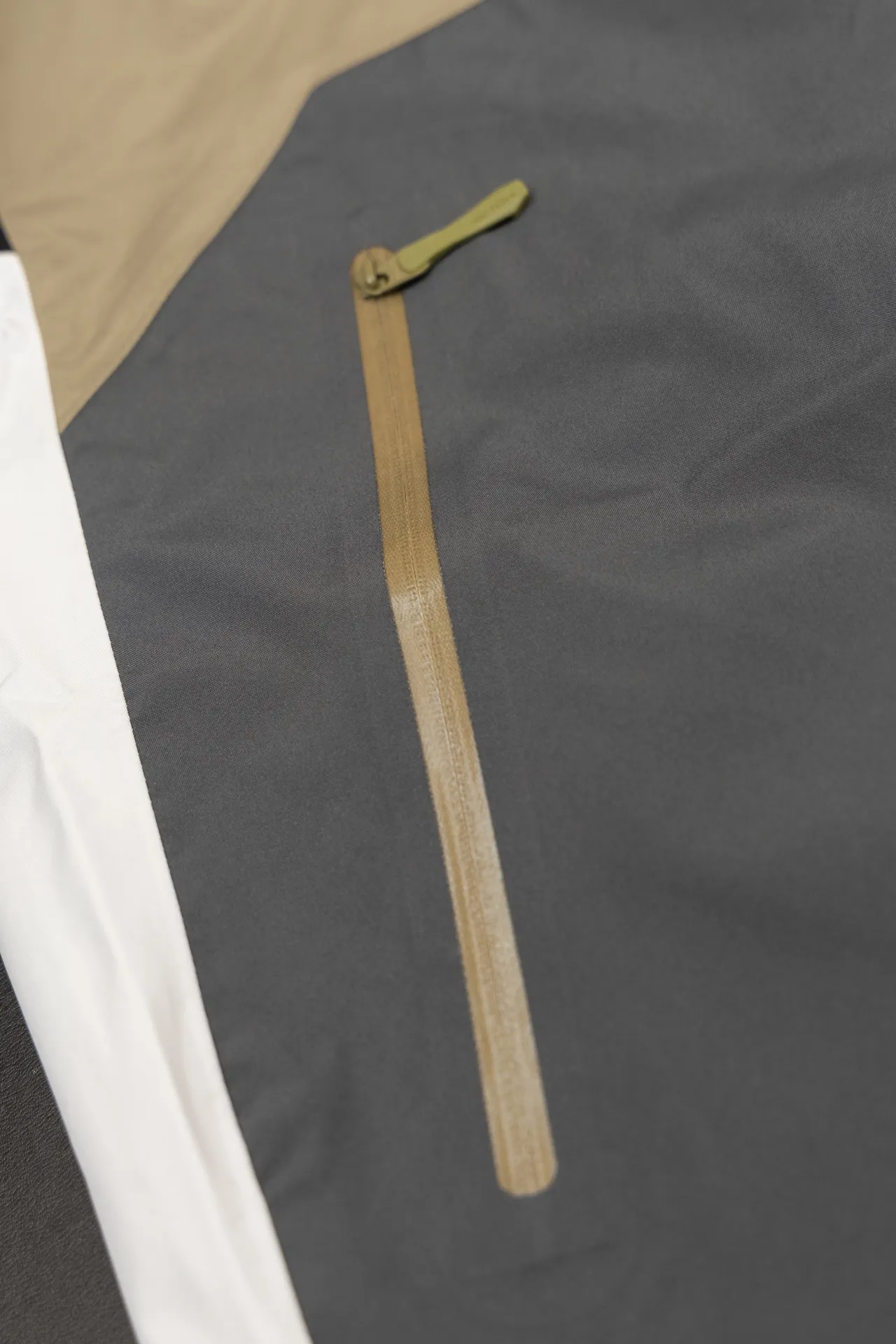 ARC‘TERYX x beams Beta Series-、 Factory TNF ； zp ； 21777 ～ zp Logo ； ； BETA： 。 LT ： ， Wear-Resistant。 GORE-TEX： 、 、Breathable Ykk ； COLOR: SIZE：S M L XL S ： 72 116 60 48 M ： 74 118 62 50 L ： 76 122 64 52 XL ： 78 126 66 54